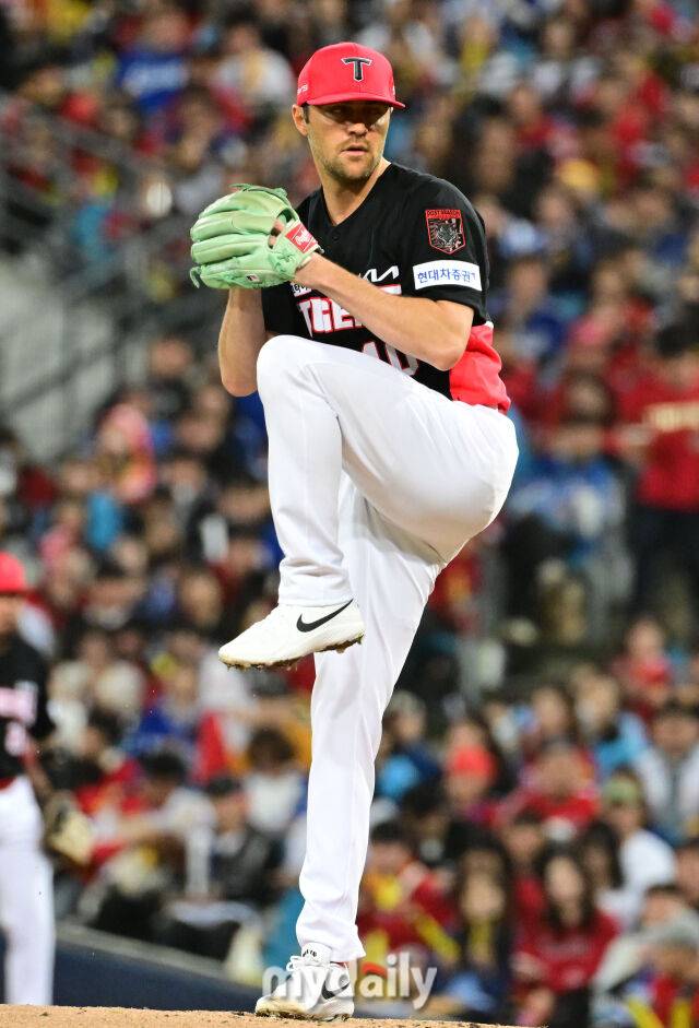 26일 오후 대구삼성라이온즈파크에서 진행된 '2026 신한 SOL KBO리그 포스트시즌' KIA 타이거즈와 삼성 라이온즈와의 플레이오프 1차전 경기. KIA 선발 네일이 역투를 펼치고 있다./대구=곽경훈 기자 kphoto@mydaily.co.kr