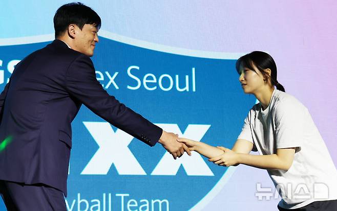 [서울=뉴시스] 박주성 기자 = 28일 오전 서울 강서구 메이필드 호텔에서 열린 2026~2027 KOVO 여자부 신인선수 드래프트에서 1라운드 7순위로 GS칼텍스 서울 Kixx에 지명된 선명여고 박은빈이 여영택 감독과 인사를 하고 있다. 2026.10.28. park7691@newsis.com