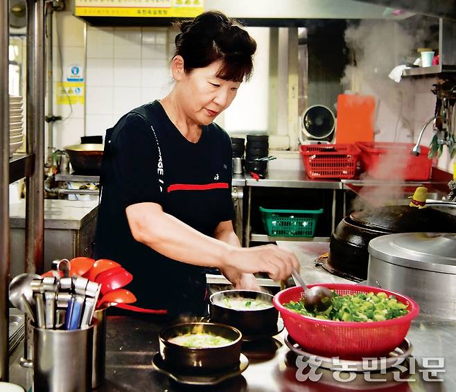 갓 끓여낸 뽀얀 설렁탕에 신선한 파를 듬뿍 올려 손님상에 낸다.