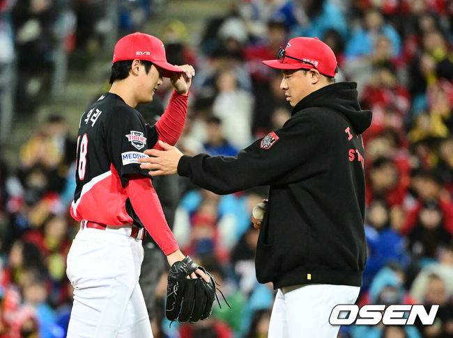 [OSEN=대구, 지형준 기자] 27일 대구삼성라이온즈파크에서 2026 신한 SOL KBO 플레이오프 2차전 삼성 라이온즈와 KIA 타이거즈의 경기가 열렸다.삼성은 아리엘 후라도, KIA는 애덤 올러가 선발로 나섰다.5회말 2사 만루에서 KIA 이의리가 삼성 최형우에 밀어내기 볼넷를 허용하며 교체되고 있다. 2026.10.27 / jpnews@osen.co.kr