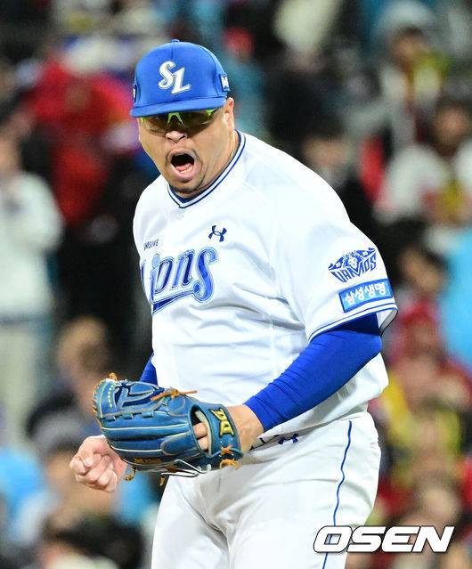 [OSEN=대구, 지형준 기자] 27일 대구삼성라이온즈파크에서 2026 신한 SOL KBO 플레이오프 2차전 삼성 라이온즈와 KIA 타이거즈의 경기가 열렸다.삼성은 아리엘 후라도, KIA는 애덤 올러가 선발로 나섰다.4회초 2사에서 삼성 후라도가 KIA 한준수를 삼진 처리하며 포효하고 있다. 2026.10.27 / jpnews@osen.co.kr