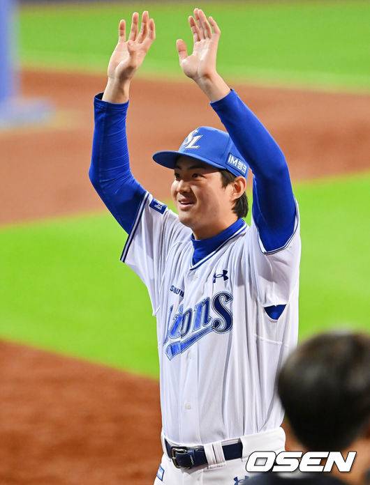 [OSEN=대구, 이석우 기자] 27일 대구삼성라이온즈파크에서 2026 신한 SOL KBO 플레이오프 2차전 삼성 라이온즈와 KIA 타이거즈의 경기가 열렸다. 홈팀 삼성은 후라도가, 방문팀 KIA는 올러가 선발 출전했다.삼성 라이온즈 구자욱이 KIA 타이거즈에 8-3으로 승리한 후 팬들에게 인사를 하고 있다. 2026.10.27 / foto0307@osen.co.kr