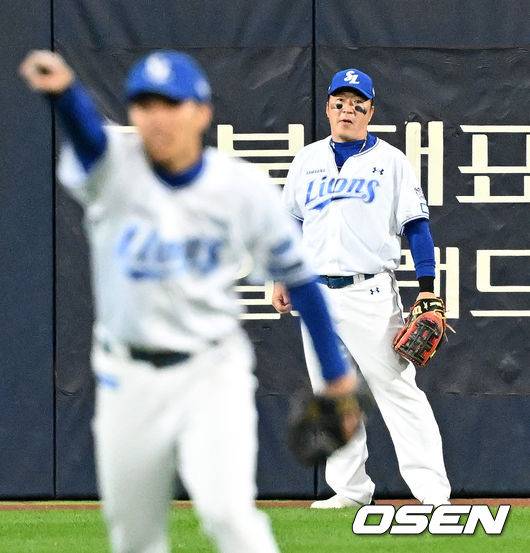 [OSEN=대구, 이대선 기자] 6회초 2사에서 삼성 최형우가 2루 송구를 하고 결과를 바라보고 있다.