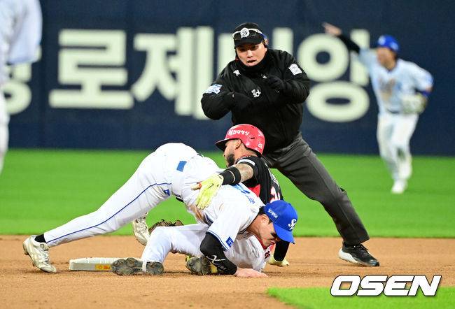 [OSEN=대구, 지형준 기자] 6회초 2사에서 KIA 카스트로가 좌전 안타를 날리고 2루에서 삼성 류지혁에 태그아웃 당하고 있다.