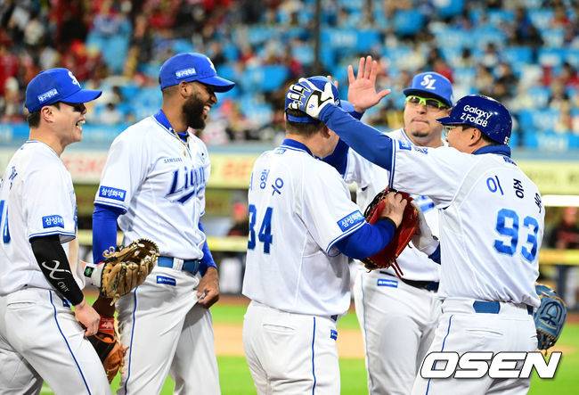 [OSEN=대구, 지형준 기자] 6회초 2사에서 삼성 최형우가 KIA 카스트로의 좌전 안타에 2루에서 아웃시키며 동료선수들과 기뻐하고 있다.