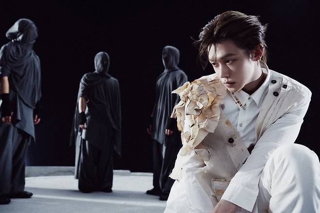 The group Tomorrow X Together (Soobin, Yeonjun, Beomgyu, Taehyun, and Hueningkai) unveiled the second set of concept photos for their 9th mini album, PERFECT STORM, via their official social media on the 28th. The newly released EYE OF THE STORM version captures the five members maintaining their composure amidst a chaotic situation.The most striking feature of the photo is the contrast between the static members and the dynamic figures around them. While people dressed in black move like a rough wind, Tomorrow X Together stands at the center of the storm, gazing straight ahead.The members clothing bears traces that appear to be blackened by soot. Although they look as if they have passed through a fierce wind, their expressions remain calm. This visually conveys the message that they will stick to their own path rather than being swept away by the surrounding commotion.The atmosphere is distinctly different from the previously released RIDE THE STORM version. While the first concept expressed surrendering to the storm and embracing change, this time the focus is on the stillness encountered in the very center of it. In particular, the constantly moving figures in black symbolize emotions intertwined with anxiety, anticipation, and change. The sight of the five members standing firm amidst this hints at the story of youth that the new album will capture.In this new release, Tomorrow X Together deals with the emotions of youth in a more realistic way. The story of Generation Z, who have moved past the fantasies and wanderings of their teenage years to face the weight of life, runs throughout the entire album.The six tracks capture the pain felt in repetitive daily life, the yearning for change, and the determination to move forward even amidst anxiety. A distinctive feature is the use of the image of a storm to express the complex emotions of youth.The title track, Angel Bite, speaks of love within this flow. It is a song that expresses the desire to be with a precious person despite the fact that this is not always a beautiful time, foreshadowing Tomorrow X Togethers signature emotional love song.Reactions from global fans regarding the comeback are also continuing. PERFECT STORM has surpassed 300,000 pre-saves on Spotify and topped the Top 10 Countdown for three consecutive days from the 26th to the 28th.Meanwhile, Tomorrow X Together will unveil their third concept photo, HOLDING THE STORM, on the 30th. They will continue their comeback preparations by releasing the PERFECT STORM IN MOTION video on the 31st and an album preview on November 5th. Their 9th mini album, PERFECT STORM, will be released on November 16 at 6 p.m.