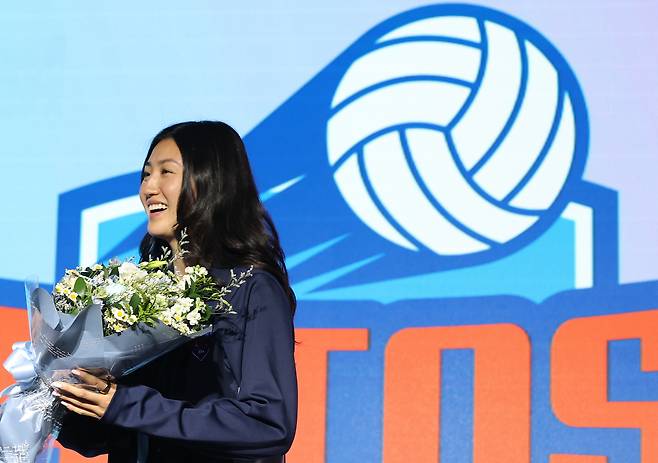 오드리 박이 28일 열린 여자배구 신인 드래프트에서 IBK기업은행에 1라운드 1순위 지명을 받고 기념촬영하고 있다. 연합뉴스
