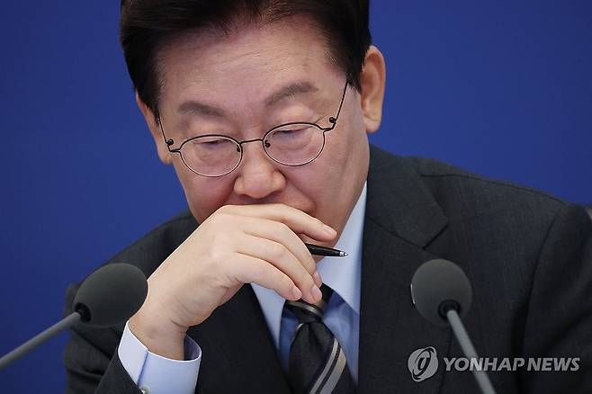 생각에 잠긴 이재명 대통령 (서울=연합뉴스) 신준희 기자 = 이재명 대통령이 27일 청와대에서 열린 국무회의에서 생각에 잠긴 듯한 표정을 짓고 있다. 2026.10.27 hama@yna.co.kr