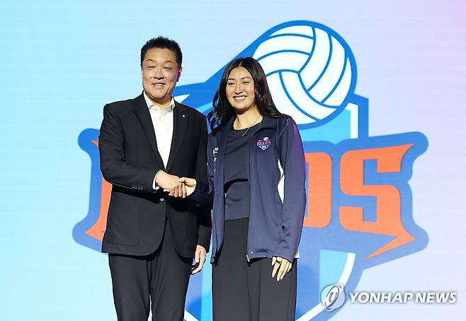오드리 박, IBK기업은행 품으로 (서울=연합뉴스) 이지은 기자 = 28일 서울 강서구 메이필드호텔에서 열린 2026-2027 KOVO 여자 신인선수 드래프트에서 IBK기업은행에 1라운드 1순위로 지명된 오드리 박(한국명 박혜린)이 마나베 마사요시 감독과 기념촬영하고 있다.
    프로배구 출범 21년 만에 처음으로 우리나라 국적이 아닌 동포 선수가 V리그에 도전했다. 2026.10.28 jieunlee@yna.co.kr
