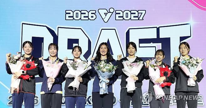 '여자배구 파이팅' (서울=연합뉴스) 이지은 기자 = 28일 서울 강서구 메이필드호텔에서 열린 2026-2027 KOVO 여자 신인선수 드래프트에서 1라운드 지명을 받은 선수들이 기념촬영을 하고 있다. 왼쪽부터 1라운드 6순위 지명된 오세인(정관장), 3순위 지명된 정가영(현대건설), 2순위 지명된 김미주(SOOP), 1순위 지명된 오드리 박(IBK기업은행), 7순위 지명된 박은빈(GS칼텍스), 5순위 지명된 김아중(정관장), 4순위 지명된 유다은(한국도로공사). 2026.10.28 jieunlee@yna.co.kr