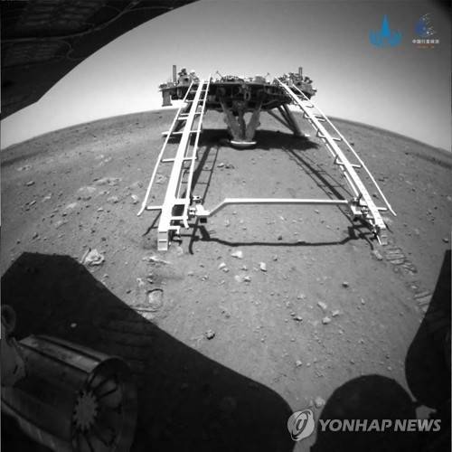 중국의 화성탐사 로버 '주룽' [국가항천국(CNSA) 제공. EPA=연합뉴스 자료사진. 재판매 및 DB 금지]
