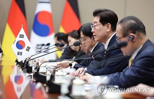 발언하는 이재명 대통령(서울=연합뉴스) 신준희 기자 = 이재명 대통령이 29일 청와대에서 열린 프리드리히 메르츠 독일 총리와의 정상회담에서 발언하고 있다. 2026.10.29 hama@yna.co.kr