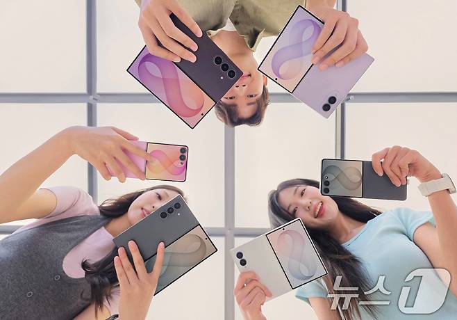 모델들이 삼성전자 '갤럭시Z폴드8 울트라·폴드8·플립8'과 '갤럭시 워치 울트라2·워치9' 제품을 들고 있다. (삼성전자 제공. 재판매 및 DB 금지) 2026.8.6 ⓒ 뉴스1 김명섭 기자
