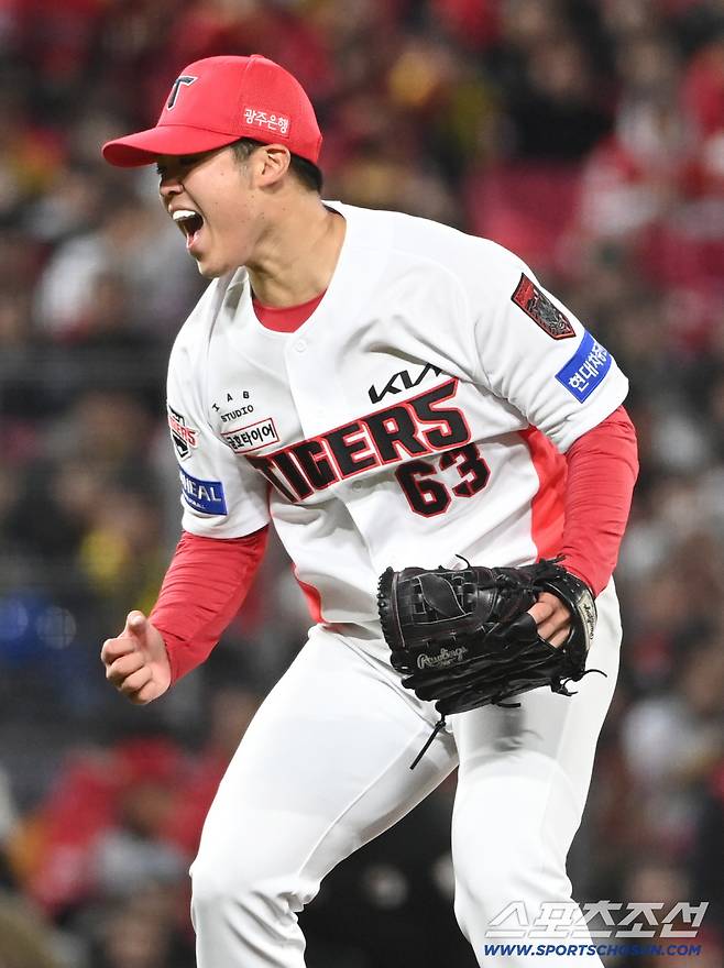 29일 광주 KIA챔피언스필드에서 열린 플레이오프 3차전 삼성과 KIA의 경기. 4회초 시라카와가 최형우를 헛스윙 삼진으로 잡아내며 환호하고 있다. 광주=허상욱 기자wook@sportschosun.com/2026.10.29/