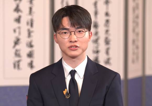 지난해 12월 당시 김민석 국무총리와 만나 이스포츠에 대한 대담을 진행한 페이커 선수. [사진=유튜브 '김민석 TV' 캡처]
