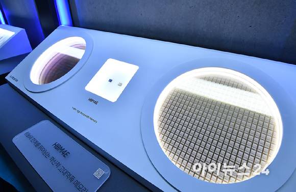 지난 10월 14일 서울 강남구 코엑스에서 열린 제28회 반도체대전(SEDEX 2026)의 삼성전자 부스에 차세대 고대역폭 메모리(HBM)인 HBM4E(7세대)가 전시돼 있다. [사진=곽영래 기자]