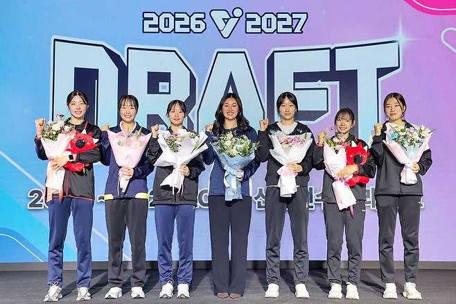 한국배구연맹 신인 드래프트에서 1라운드에 지명된 남녀 선수들. 위 사진은 여자배구 오세인, 정가영, 김미주, 오드리 박, 박은빈, 김아중, 유다은(왼쪽부터). [뉴스1]