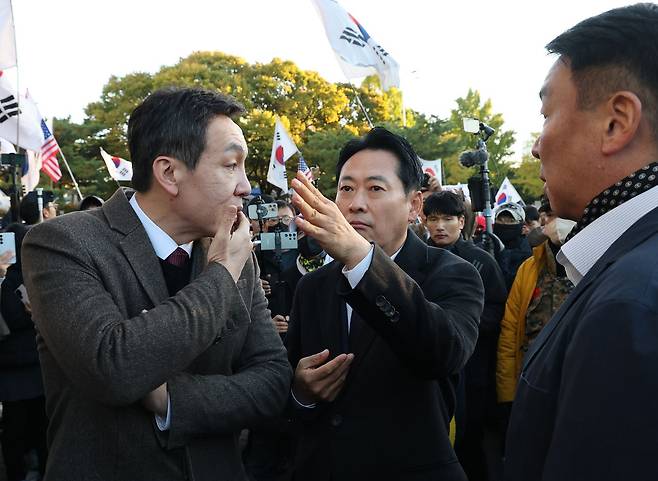 국민의힘 장동혁 대표와 김민수 최고위원이 지난 28일 6·3 지방선거 투표용지 부족 사태 등을 수사하는 이태한 선거관리위원회 특별검사팀의 서울 잠실 올림픽 공원 투표지 공개검증 현장 앞에서 대화하고 있다. 연합뉴스