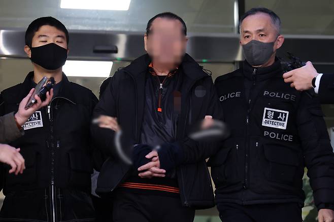 서울 강남구 역삼동 빌딩 2곳에 불을 질러 19명을 다치게 한 피의자 이씨가 29일 오전 서울 수서경찰서에서 서울중앙지방공소청으로 구속 송치되며 취재진 질문에 답하고 있다. [연합]