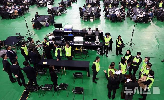 [서울=뉴시스] 사진공동취재단 = 장동혁 국민의힘 대표와 국민의힘 검증참관인이 28일 오전 서울 송파구 올림픽공원 핸드볼경기장 앞에서 열린 선관위 특검 올림픽공원 현장 검증에서 이태한 선거관리위원회 특별검사에게 항의하고 있다. 2026.10.28. photo@newsis.com