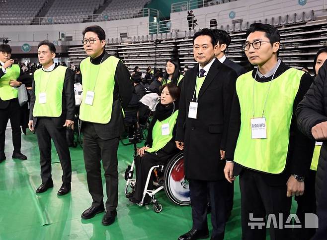[서울=뉴시스] 사진공동취재단 = 장동혁 국민의힘 대표와 국민의힘 검증참관인이 지난 28일 오전 서울 송파구 올림픽공원 핸드볼경기장 앞에서 열린 선관위 특검 올림픽공원 현장 검증에서 이태한 선거관리위원회 특별검사의 기자회견을 듣고 항의하기 위해 가고 있다. 2026.10.28. photo@newsis.com