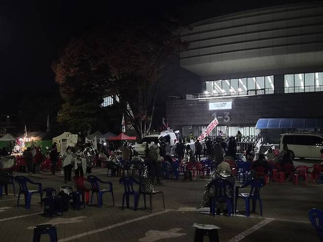 [서울=뉴시스] 조수원 기자 = 6·3 지방선거 투표용지 부족 사태를 수사하는 이태한 특별검사팀이 13시간에 걸친 서울 송파구 올림픽공원 핸드볼경기장 현장 검증을 마친 가운데 경기장 밖에서는 투표함 이송을 저지하려는 집회 참가자들이 야간 집회를 이어가고 있다. 사진은 29일 오전 2시30분께 올림픽공원 1-3 출입구 앞 모습. 2026.10.29. tide1@newsis.com *재판매 및 DB 금지 *재판매 및 DB 금지