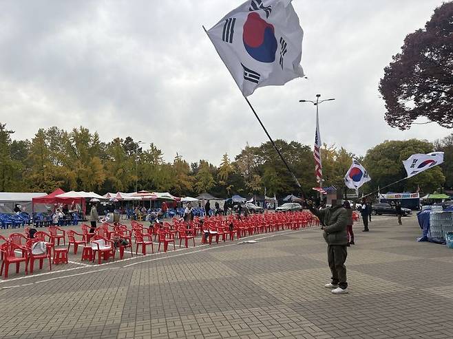 [서울=뉴시스] 이예인 인턴기자 = 6·3 지방선거 투표용지 부족 사태 이후 148일 만에 투표함이 경기장 밖으로 반출된 29일, 서울 송파구 올림픽공원 핸드볼경기장 앞이 한산한 모습을 보이고 있다. 2026.10.29. photo@newsis.com *재판매 및 DB 금지