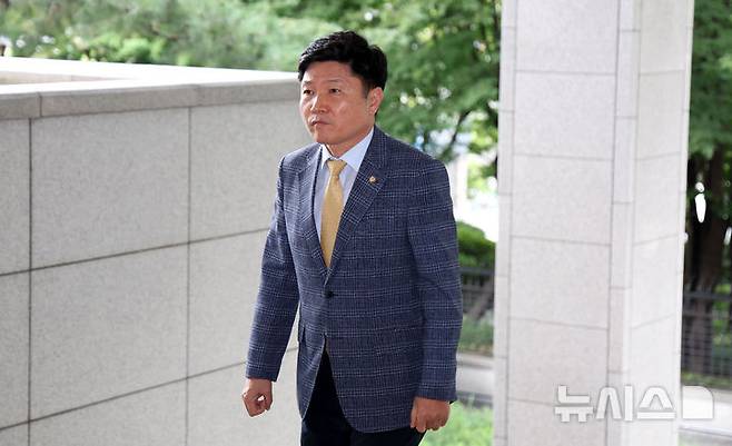 [서울=뉴시스] 김선웅 기자 = 국회 외교통일위원회 여당 간사 홍기원 더불어민주당 의원이 지난달 2일 서울 종로구 외교부 청사에 네팔 상황 확인 차 방문하고 있다. 2026.09.02. mangusta@newsis.com
