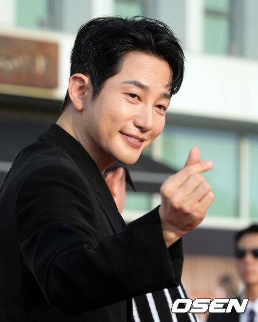 [OSEN=부천, 조은정 기자]제30회 부천판타스틱영화제(BIFAN) 개막식 레드카펫 행사가 2일 부천시청 잔디광장에서 열렸다.경기 부천 일대에서 2일부터 12일까지 열리는 영화제는 열흘간 50개국 321편의 영화가 상영된다. 이 중 세계 최초로 공개되는 월드 프리미어 작품은 93편이다. 영화제 슬로건은 ‘뉴 에라 뉴 스킨’으로 낯선 시대에 발맞춰 변화무쌍하게 새로운 색을 입겠다는 포부를 담았다.배우 박시후가 레드카펫을 밟고 있다. 2026.07.02 /cej@osen.co.kr