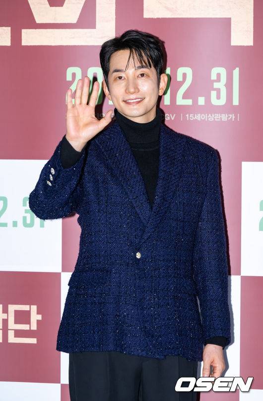[OSEN=박준형 기자] 8일 오전 서울 용산아이파크몰 내 용산 CGV에서 영화 '신의 악단' 제작보고회가 진행됐다.‘신의악단’은 북한에 외화벌이를 위해 가짜 찬양단이 창설되며 벌어지는 이야기를 그린 작품으로 이날 제작보고회에는 김형협&nbsp;감독과 배우 박시후, 정진운,&nbsp;태항호,&nbsp;장지건,&nbsp;한정완,&nbsp;문경민, 고혜진, 최선자, 서동원, 강승완, 신한결이 참석했다. 배우 박시후가 포즈를 취하고 있다.    2025.12.08 / soul1014@osen.co.kr
