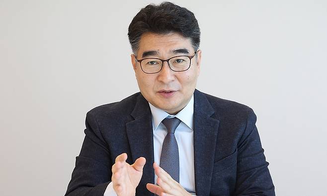 황정한 전 주칠레 공사참사관이 지난 23일 서울 용산구 세계일보에서 진행한 인터뷰에서 중남미 시장의 중요성에 대해 강조하고 있다. 남정탁 기자