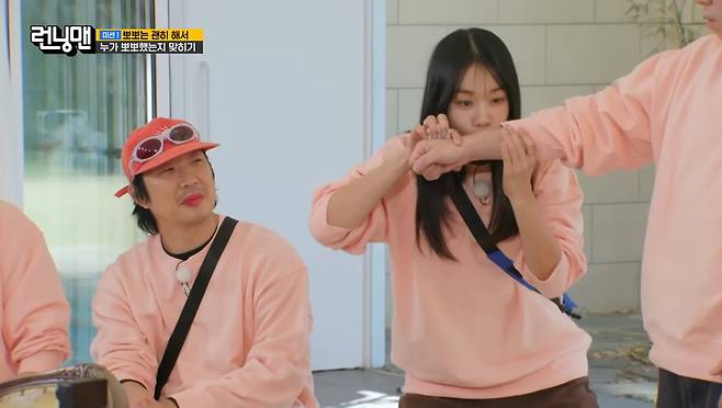 방송미디어통신심의위원회에서 ‘문제없음’ 의결을 받은 SBS ‘런닝맨’의 뽀뽀 게임에서 배우 안은진이 출연자의 손목에 입을 맞추고 있다. SBS 방송 캡처