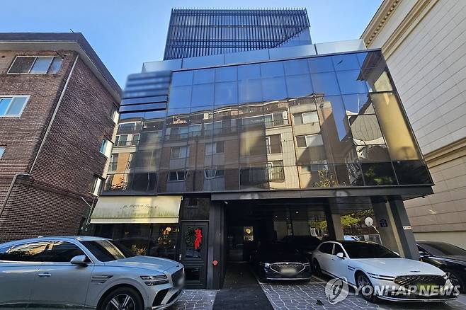 검찰이 추징보전한 강남구 빌딩 (서울=연합뉴스) 서대연 기자 = 검찰의 대장동 사건 항소 포기로 불법 수익 환수 가능성에 대한 논란이 커지는 가운데 대장동 민간업자 남욱 변호사가 최근 1심에서 추징금이 부과되지 않자 검찰에 추징보전 해제를 요구한 서울 강남구 빌딩 모습. 2025.11.17 dwise@yna.co.kr