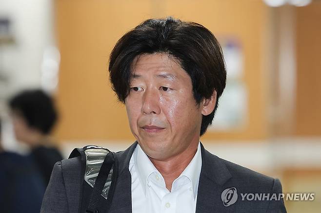 법정 향하는 남욱 변호사 (서울=연합뉴스) 서대연 기자 = 대장동 개발사업 민간업자 김만배씨에게 뇌물 50억원(세금 등 공제 후 25억원)을 수수한 혐의로 기소돼 1심에서 무죄를 선고받은 곽상도 전 국민의힘 의원의 항소심 첫 공판이 열린 1일 서울 서초구 서울고등법원에서 남욱 변호사가 증인 출석을 위해 법정으로 향하고 있다. 2026.9.1 dwise@yna.co.kr