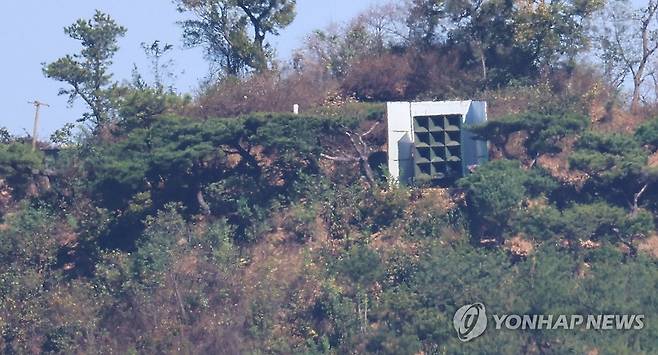 북한, 대남방송 예고 (인천=연합뉴스) 임순석 기자 = 김여정 북한 노동당 총무부장이 22일 군사분계선(MDL) 월선에 대응한 한국군의 경고사격에 거듭 반발하며 전(全) 국경선에 '새로운 대응 수단'이 임무 대기 태세에 들어갔으며, 대남 확성기도 수일 내 대기상태에 들어갈 것이고 밝혔다.
  이날 인천 강화군 송해면에서 바라본 북한 접경지역 설치된 대남 확성기. 2026.10.22 soonseok02@yna.co.kr