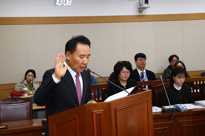 선서하는 염동열 강원관광재단 대표이사 후보자 [강원도의회 제공.재판매 및 DB 금지]