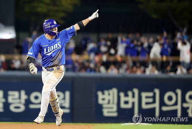 류지혁 역전투런 홈런 (전남광주=연합뉴스) 조남수 기자 = 29일 전남광주 기아챔피언스필드에서 열린 프로야구 2026 포스트시즌 플레이오프 3차전 삼성 라이온즈와 KIA 타이거즈의 경기. 삼성 류지혁이 5회초에 역전 투런홈런을 때리고 베이스를 돌고 있다. 2026.10.29 iso64@yna.co.kr