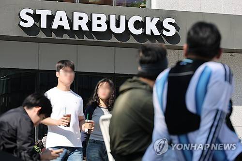 서울 시내의 한 스타벅스 매장[출처: 연합뉴스 자료사진]