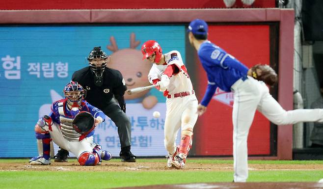 KIA 김도영이 30일 광주-기아 챔피언스 필드에서 열린 2026 KBO 포스트시즌 플레이오프 4차전 삼성과 경기에서 7회말 타격하고 있다. 3루 땅볼 타구였으나, 삼성 3루수 김영웅이 실책을 범하면서 2루까지 갔다. 사진 | 광주=연합뉴스