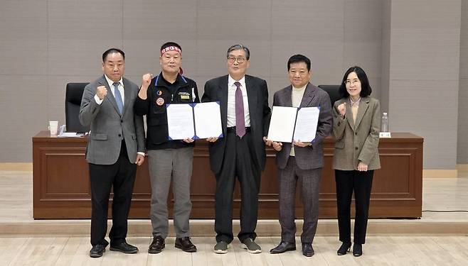 30일 경기 수원시 영통구 경기지방노동위원회에서 열린 경기지역 버스업체 노사 최종 조정회의에서 노사 양측과 조정위원들이 협상을 타결한 뒤 기념촬영을 하고 있다. 연합뉴스