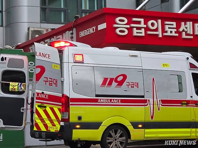 서울시내 한 병원 응급의료센터 앞에서 구급차가 대기하고 있다. 이찬종 기자