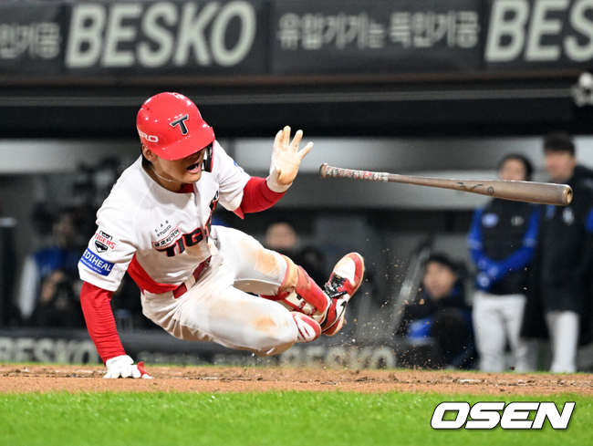 [OSEN=전남광주, 이대선 기자] 30일 광주-기아 챔피언스필드에서 2026 신한 SOL KBO 플레이오프 3차전 KIA 타이거즈와 삼성 라이온즈의 경기가 열렸다.KIA는 네일, 삼성은 페덱을 선발로 내세웠다.8회말 2사에서 KIA 김도영이 삼성 김태훈의 몸쪽공에 놀라 넘어지고 있다. 2026.10.30 /sunday@osen.co.kr