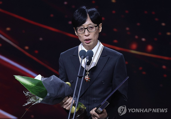 희극인 유재석이 29일 서울 중구 국립극장에서 열린 ‘제17회 대한민국 대중문화예술상’ 시상식에서 보관문화훈장을 받은 뒤 소감을 밝히고 있다. 연합뉴스