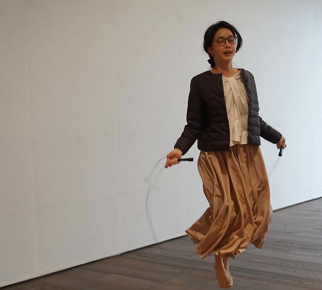 맨발로 줄넘기 하는 김건희. 스레드 캡처