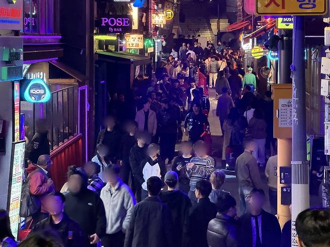핼러윈 전날인 30일 밤 이태원…20대가 절반 [촬영 윤민혁]