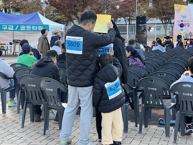 31일 오후 대구스타디움 동편광장에서 열린 제6회 수성별빛걷기대회에 참가한 가족이 서로 참가번호 스티커를 붙여주고 있다. 홍예원 수습기자