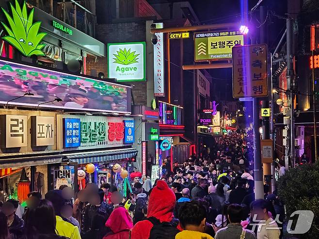 30일 오후 11시 30분쯤 서울 용산구 이태원역 인근 세계음식문화거리의 모습. 2026.10.30 ⓒ 뉴스1 유채연 기자