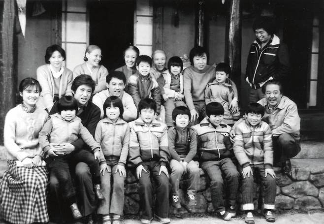 초록우산 전국후원회장으로 41년간 활동하며 국내외 소외 아동을 위한 나눔에 앞장선 고 최불암 배우. 사진은 배우 최불암(오른쪽)이 국내 최장수 드라마 '전원일기' 출연진과 함께 기념 촬영하는 모습. 2026.10.30. [초록우산 제공, 연합뉴스]