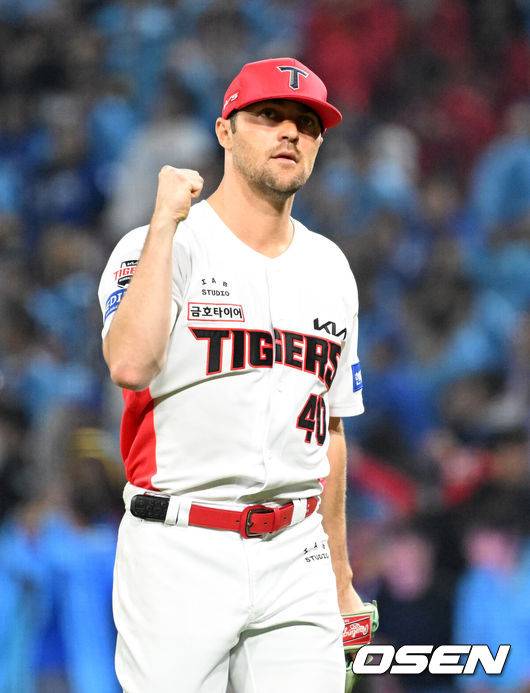 [OSEN=전남광주, 이대선 기자] 30일 광주-기아 챔피언스필드에서 2026 신한 SOL KBO 플레이오프 3차전 KIA 타이거즈와 삼성 라이온즈의 경기가 열렸다.KIA는 네일, 삼성은 페덱을 선발로 내세웠다.4회초 2사 1,3루에서 KIA 네일이 삼성 이재현을 외야플라이로 처리하고 환호하고 있다. 2026.10.30 /sunday@osen.co.kr