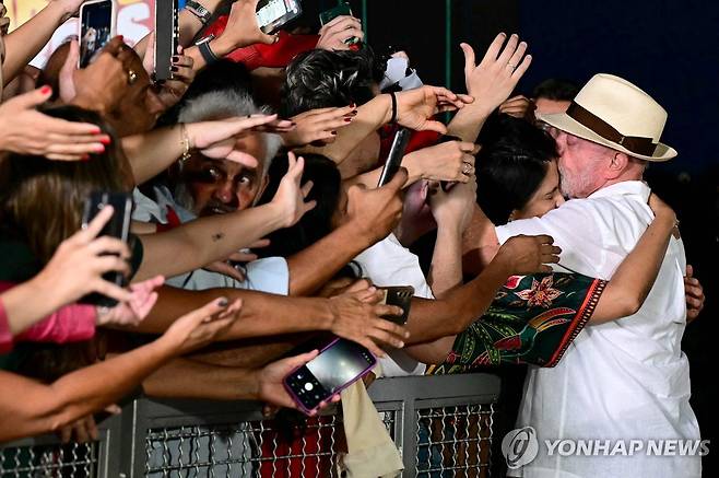 통산 4선에 성공한 룰라 대통령이 지지자들과 포옹을 나누고 있다. [AFP=연합뉴스]